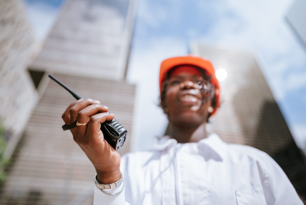 radiocomunicação blog malborg mulher se comunicando por rádio