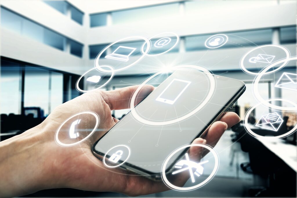 do analógico ao digital malborg blog mão segurando celular com ícones digitais