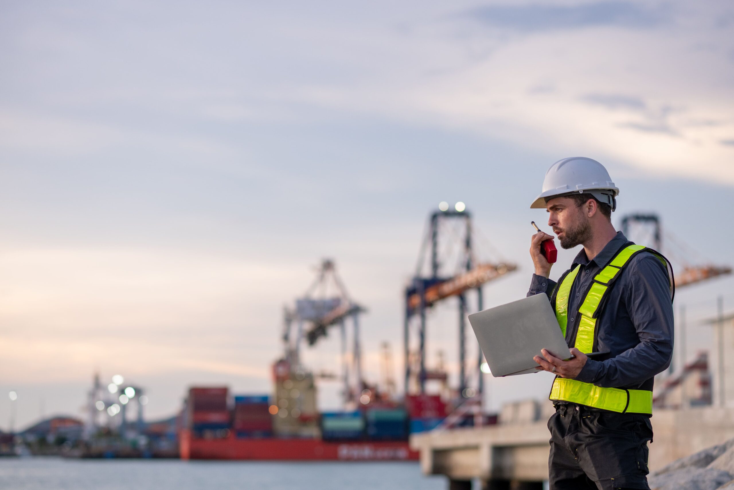 comunicação portuária malborg blog profissional se comunicando por rádio